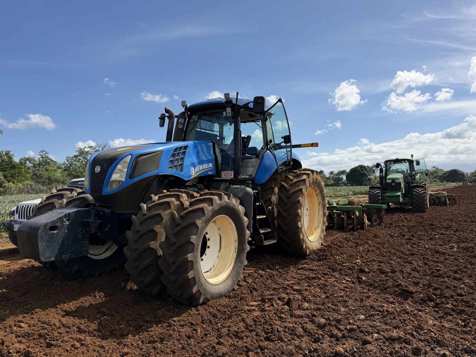 Tractor de CORITRAC trabajando en un terreno agrícola